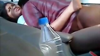 તેના પગ સાથે ડિક બંધ કરે છે