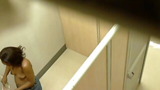 એક માણસ ફિંગરિંગ