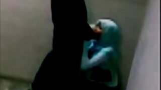 છોકરી એક વ્યક્તિ બંધ કરે છે